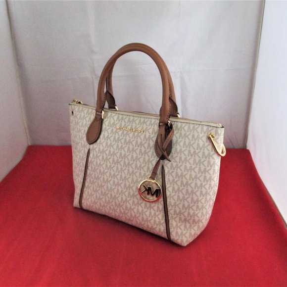 Michael Kors Sierra Signature Medium Messenger - Picture 3 of 13